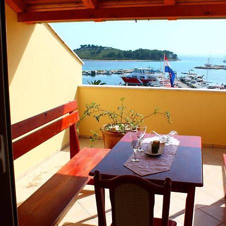Buco Seafront Apartments & Fastfood Pakoštane Esterno foto