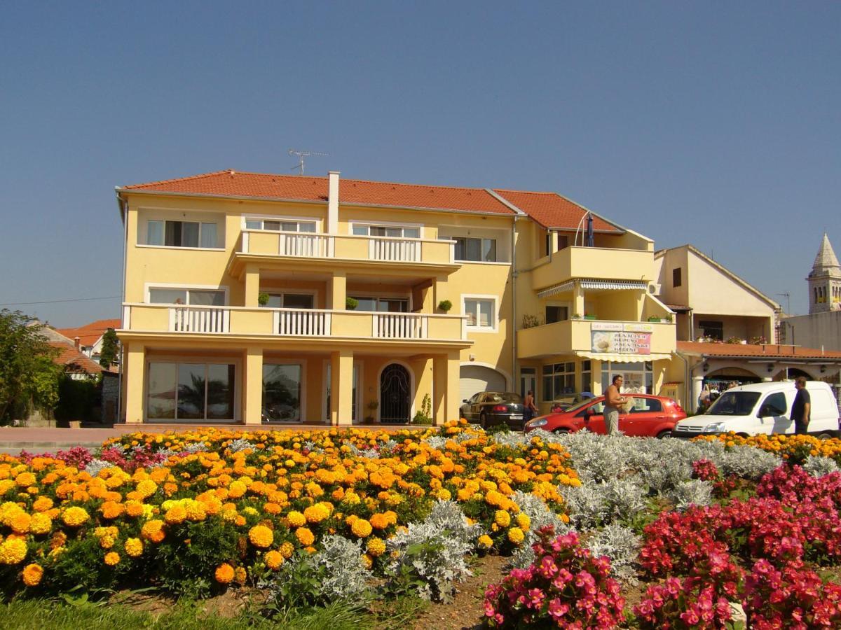 Buco Seafront Apartments & Fastfood Pakoštane Esterno foto