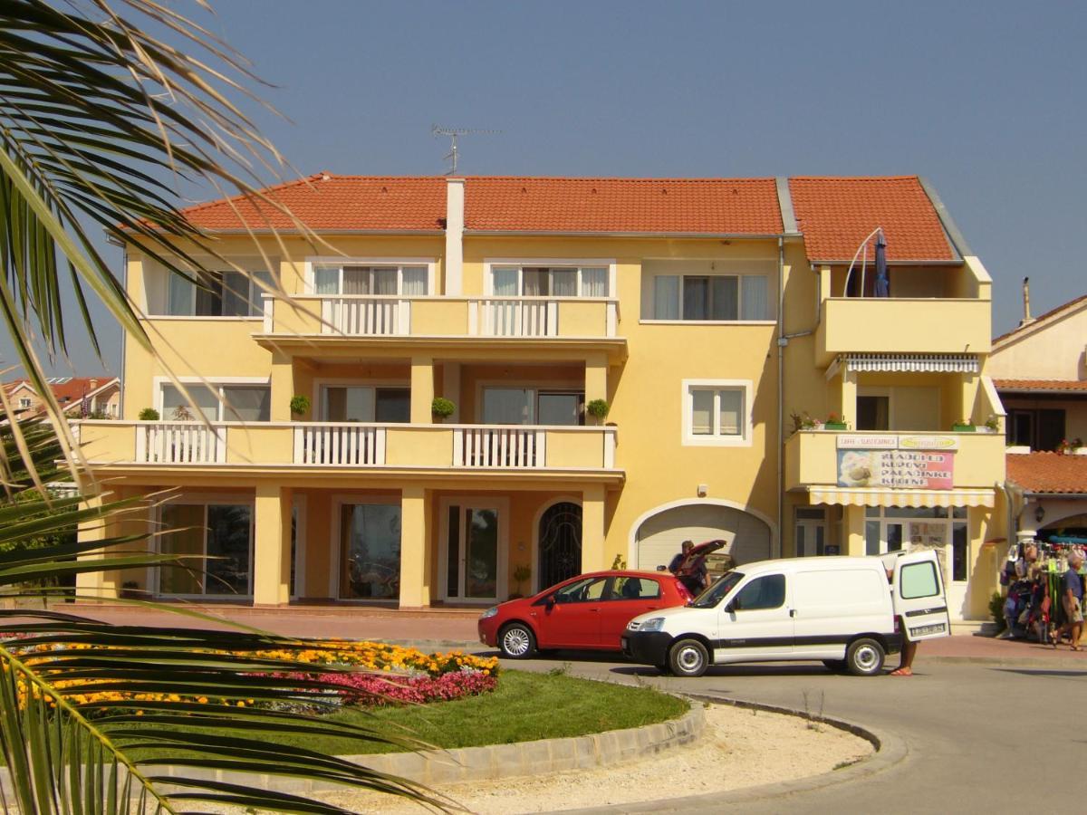 Buco Seafront Apartments & Fastfood Pakoštane Esterno foto